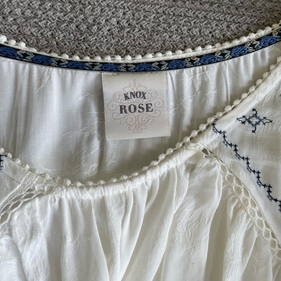 Knox Rose Pink Blue Floral Embroidered White Flowy Top Size Small - Picture 4 of 8